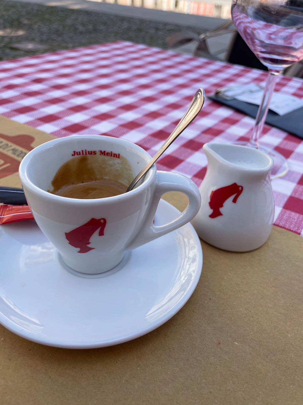 Il caffè servito nelle tazzine con il marchio della casa