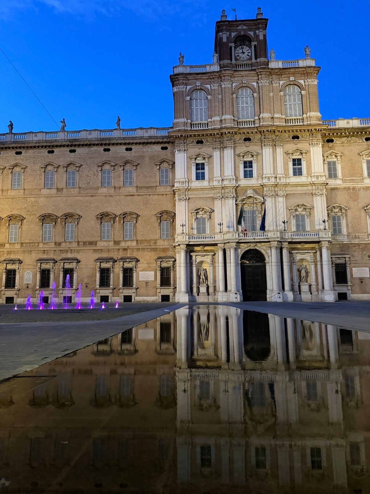 Il Palazzo Ducale di Modena riflesso nella fontana di Piazza Roma