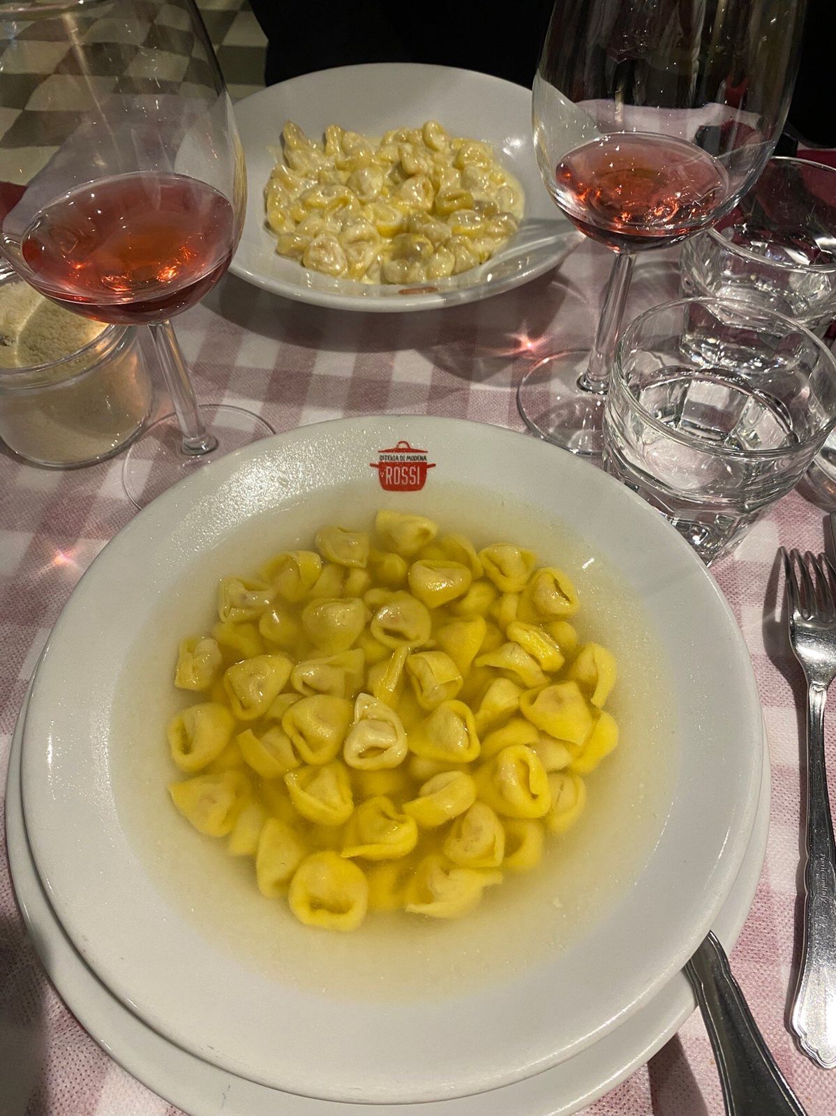 Tortellini serviti sulla tovaglia a quadretti rossa