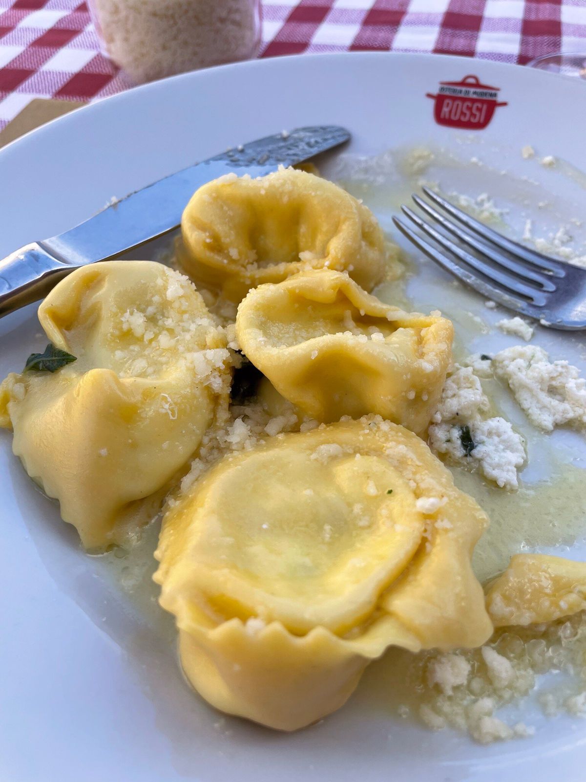 Tortelloni fatti a mano serviti con la ricotta